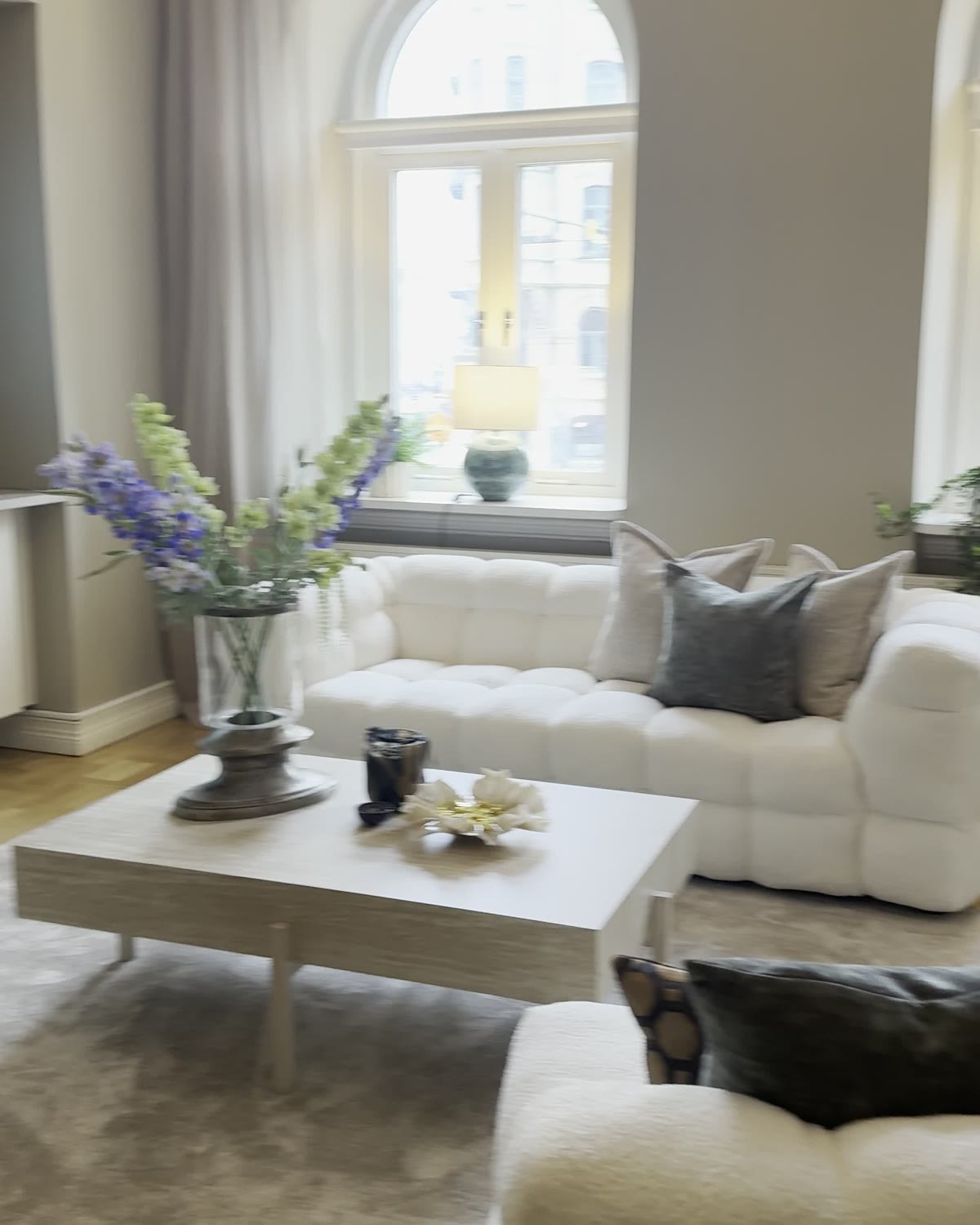 Mottagningen hos GLONA Estetisk Hälsa på Vasaplatsen i Göteborg, med kristallkrona och valvfönster